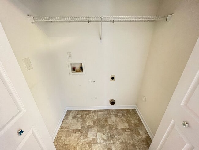 Building Photo - Large 3 bedroom home near downtown Raleigh!
