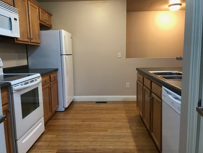 Kitchen and appliances - 103 Scenic Dr