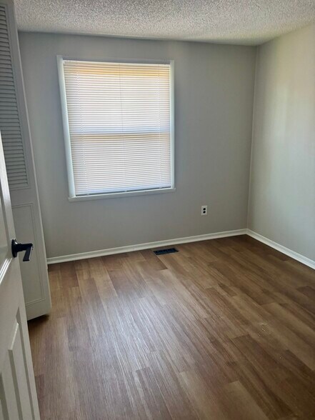 Building Photo - 6962 Northview Dr