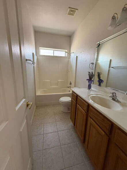 Building Photo - 2117 Buena Vista Dr