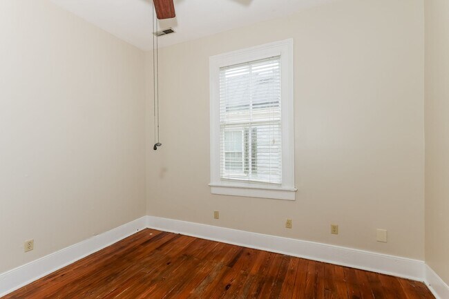 Building Photo - Modern 2-Bedroom Apartment in Historic Maz...