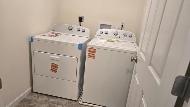 Building Photo - 425 Sunset Hollow Drive