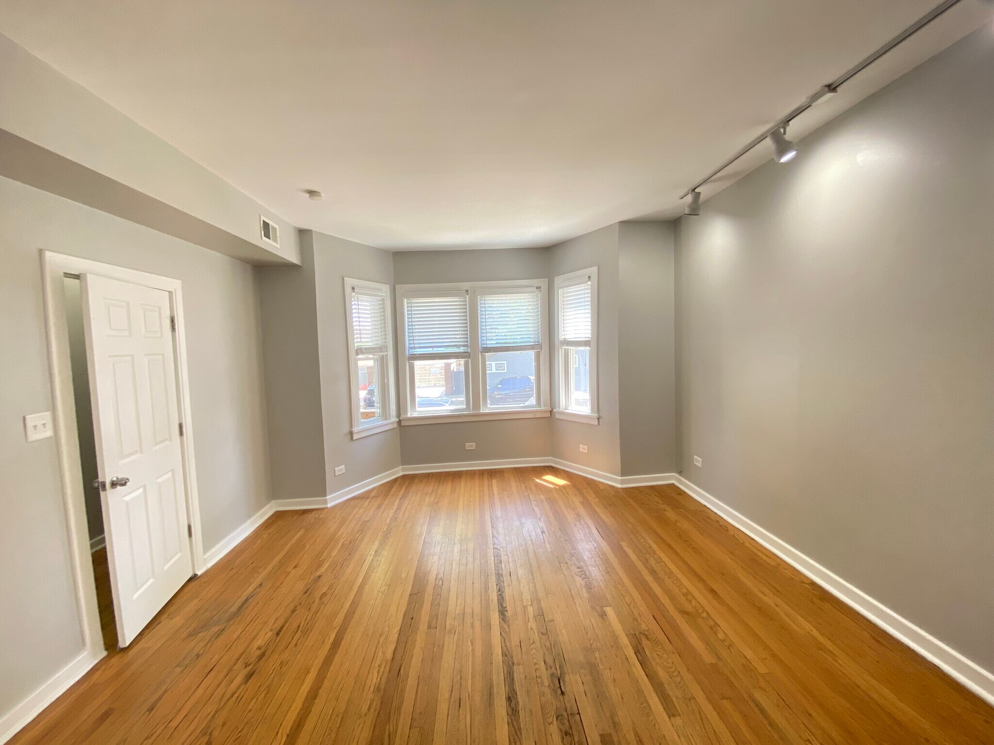 Building Photo - 2838 N Drake Ave