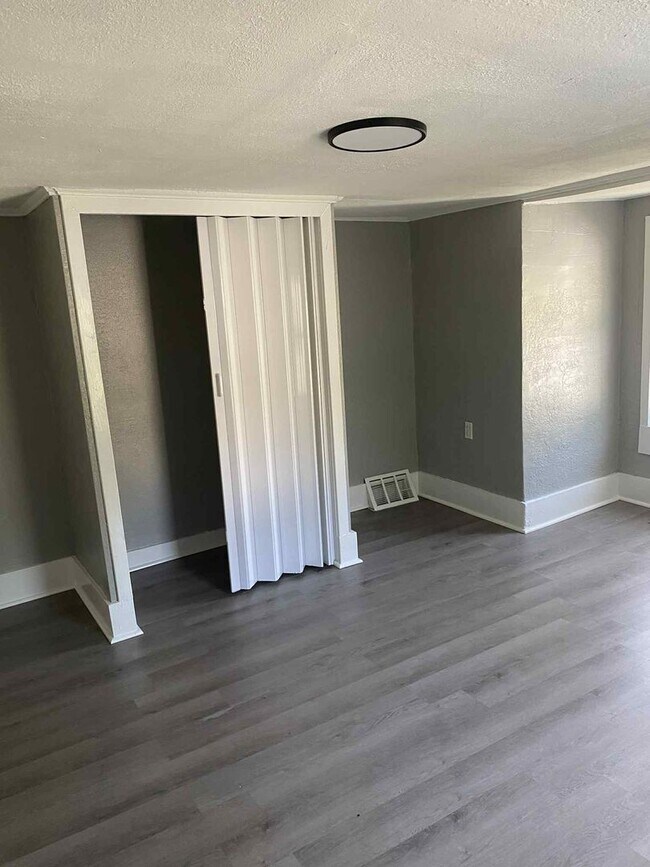 Building Photo - Newly Updated Spacious 5 bedroom 1 bathroom house for rent in Glassport!