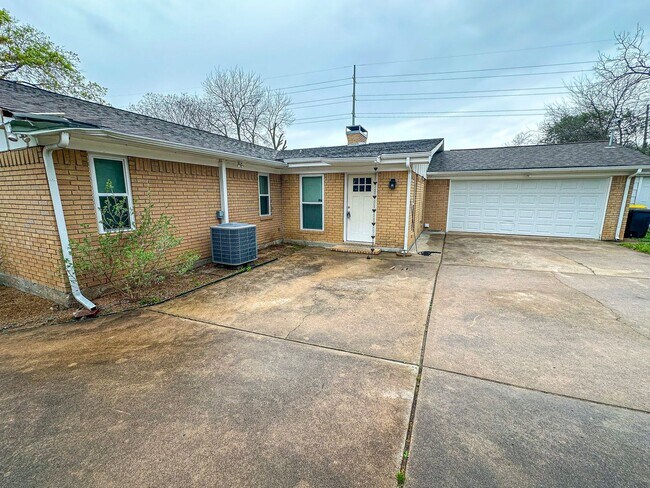 Building Photo - 4 Bedroom, 2 Bathroom Home in Woodway, TX!