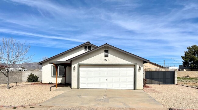 Building Photo - Cute 3 Bedroom Home Near Splash Pad and Hu...