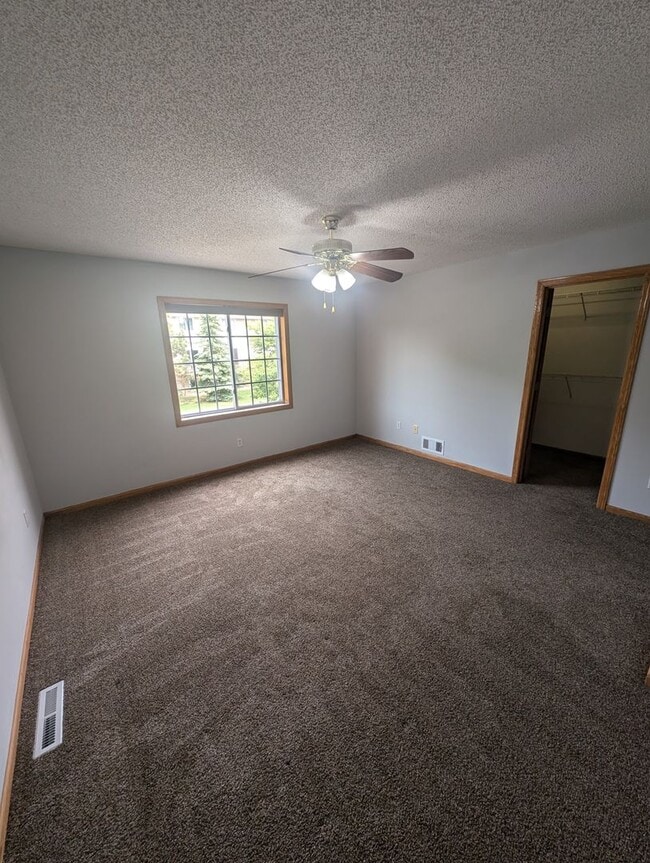 Building Photo - Updated 3BR Townhome in Eagan – Close to S...