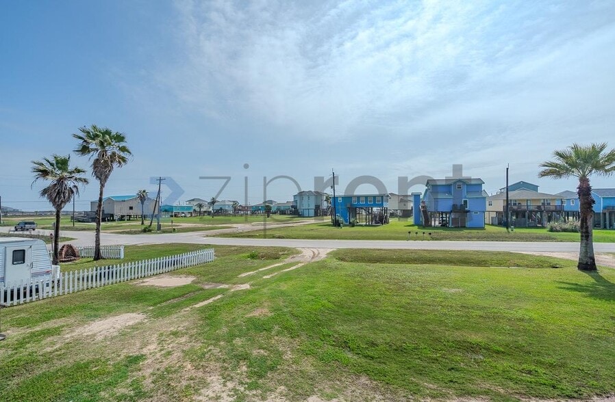 Building Photo - 210 Surf Dr