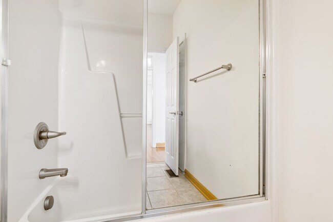 Building Photo - Exceptional 5-Bedroom Residence in the Hea...