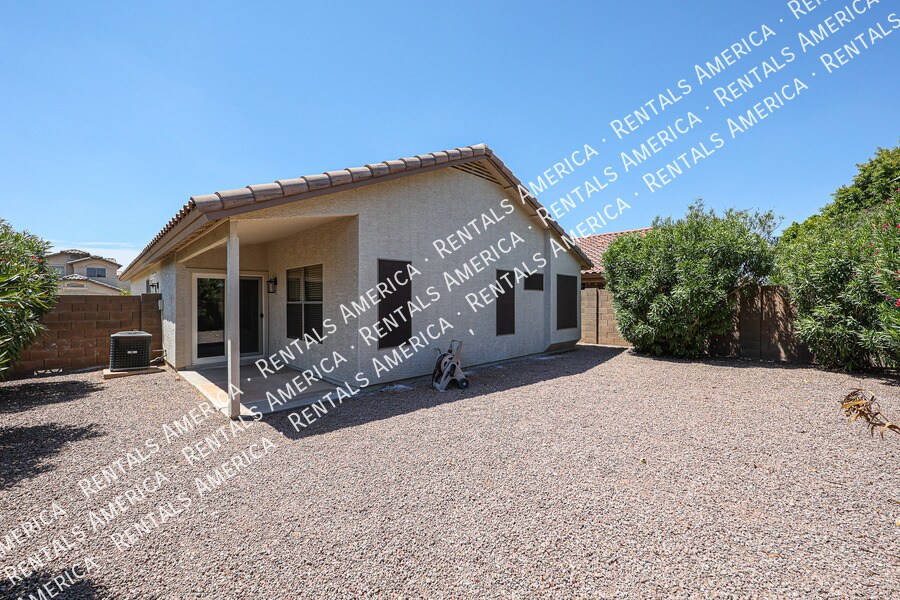 Building Photo - 568 E Sherri Dr
