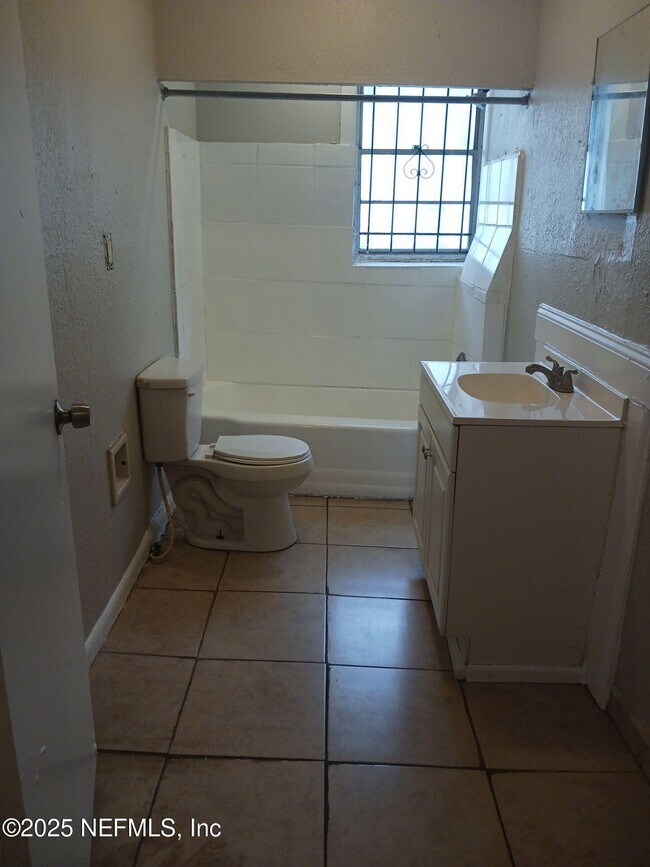 Building Photo - 1257 W 25th St
