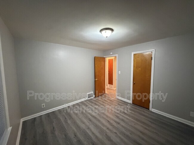 Building Photo - 380 E 260th St