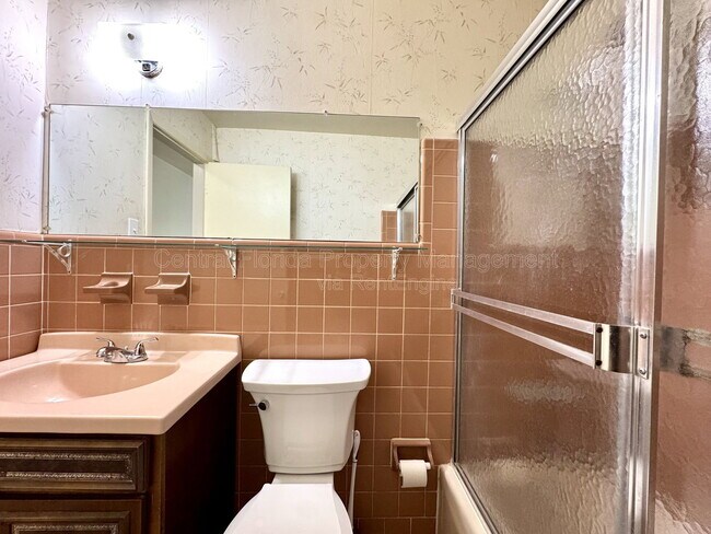 Building Photo - 1074 Gerona Ave