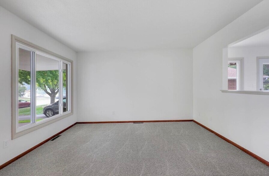 Building Photo - 730 6th Ave S