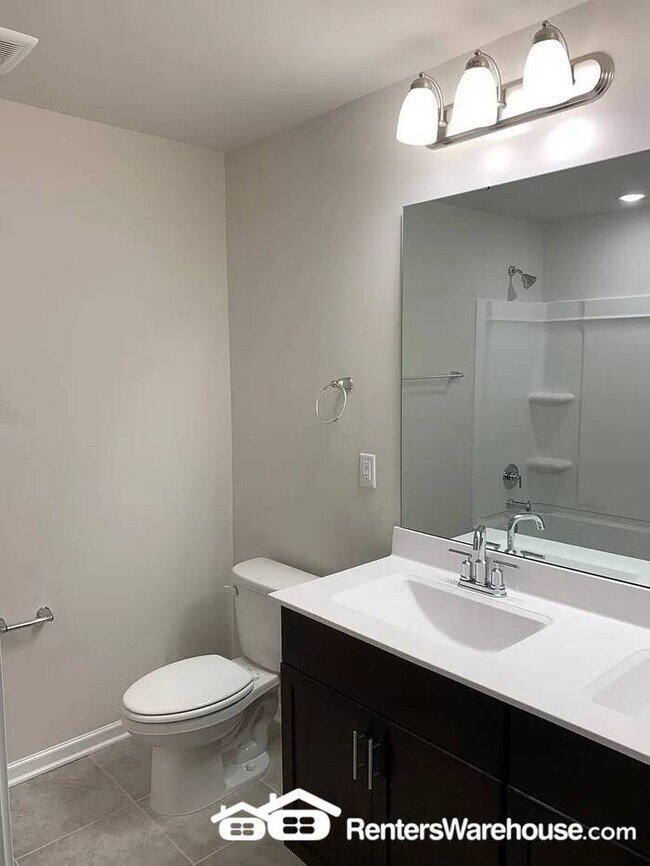 Building Photo - Spacious 4-bedroom home with large loft! A...