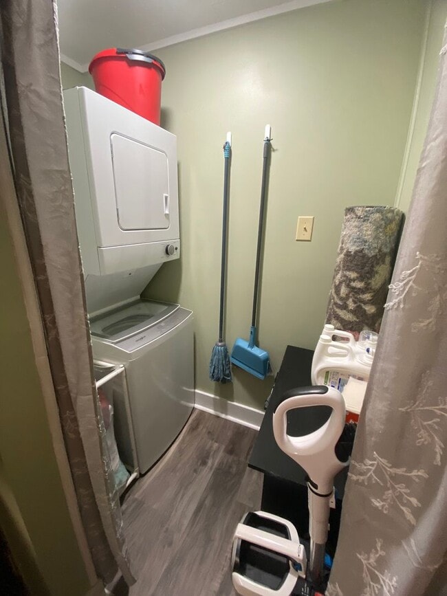 Building Photo - 2BR 1BA with carport