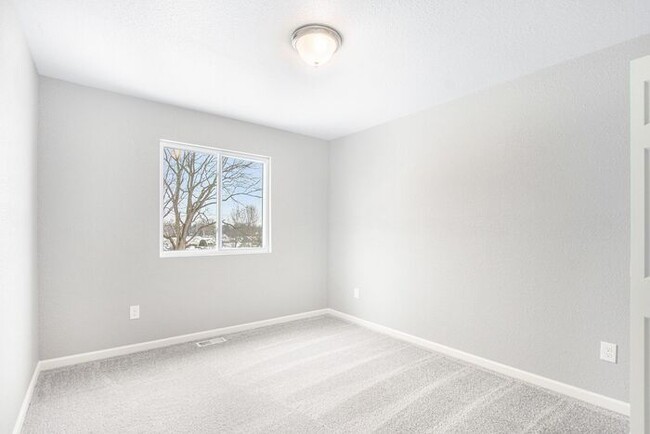 Building Photo - 475 Oak View Dr