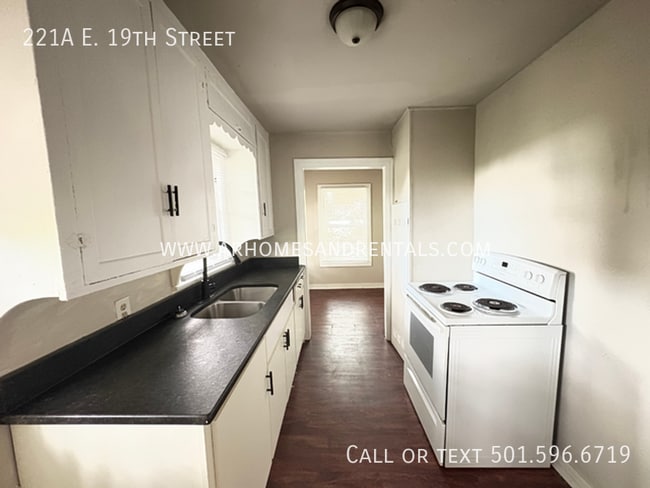 Building Photo - 221 E 19th St
