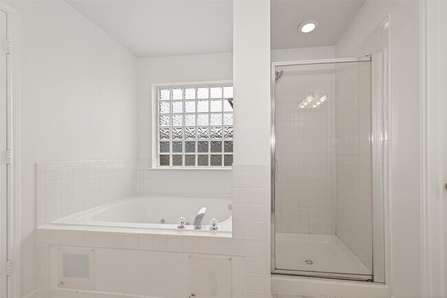 Building Photo - 2015 Waverly Glend Dr