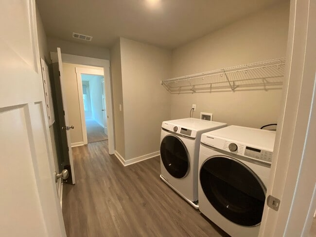 Building Photo - 5 bedrooms 3 bathroom Smart Home
