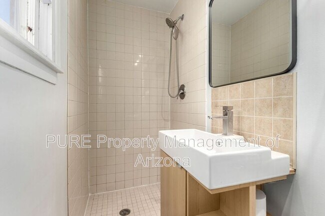 Building Photo - 912 E Montebello Ave