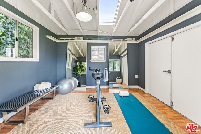 Building Photo - 2107 Coldwater Canyon Dr