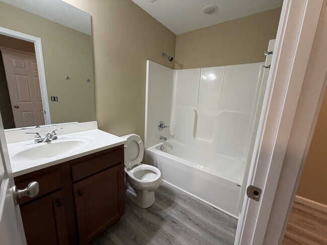 Building Photo - 202 Pineview Dr