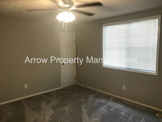 Building Photo - Great 2 Bedroom Townhome on Quiet Dead-End Street!