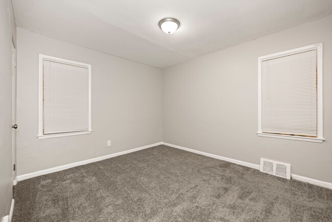 Building Photo - 3 bedroom newly renovated $1250