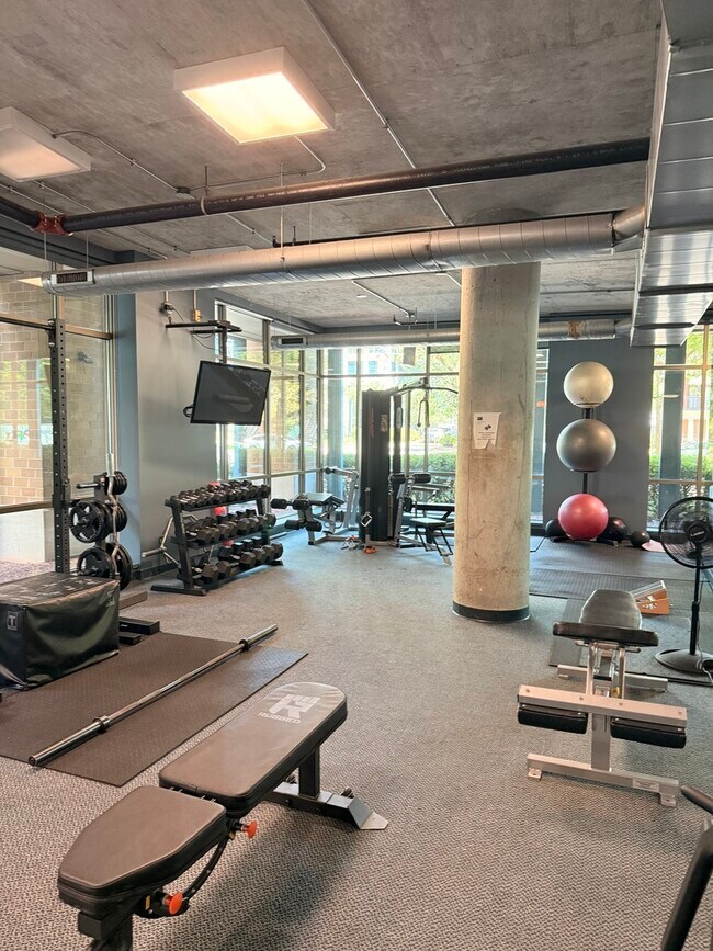 Building Photo - 125 E 13th St