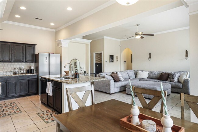 Building Photo - 3906 Las Bahias Dr