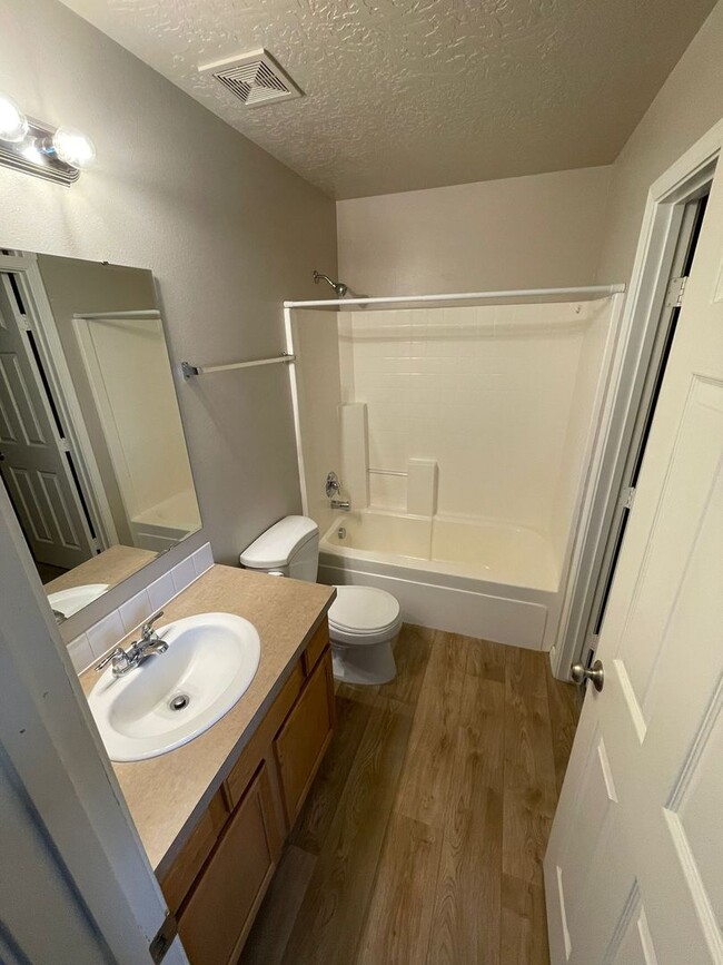 Building Photo - Ready Now / 4 Bed PLUS Large BONUS ROOM and 2.5 BA great spacious home!