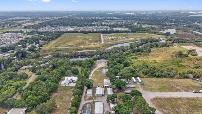 Building Photo - "Spacious 4-Bedroom Retreat with 3400 Sq F...