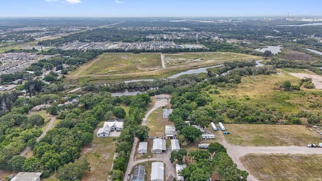 Building Photo - "Spacious 4-Bedroom Retreat with 3400 Sq Ft of Comfort in Gibsonton, FL!"