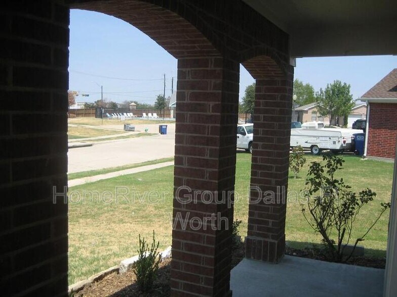 Building Photo - 2304 Hampton Dr