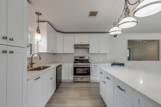 Building Photo - 6903 Alderney Dr