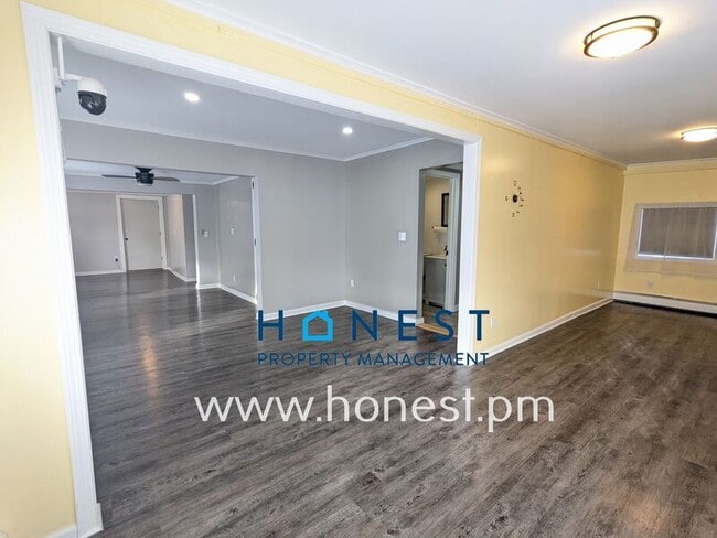 Building Photo - 162 College Ave