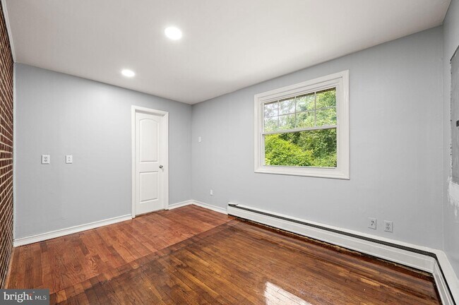 Building Photo - 25 Pennsbury Way E