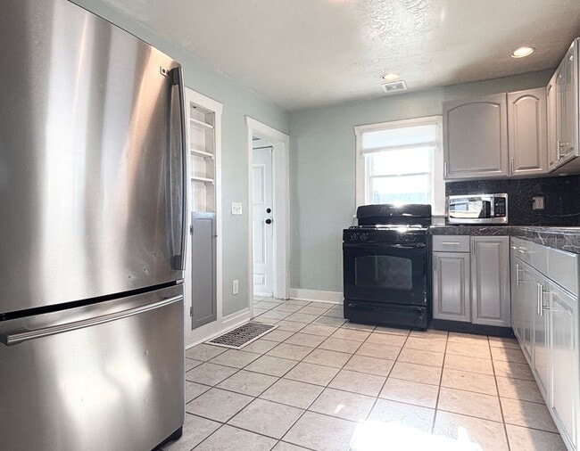 Building Photo - Charming Home in Salt Lake City!