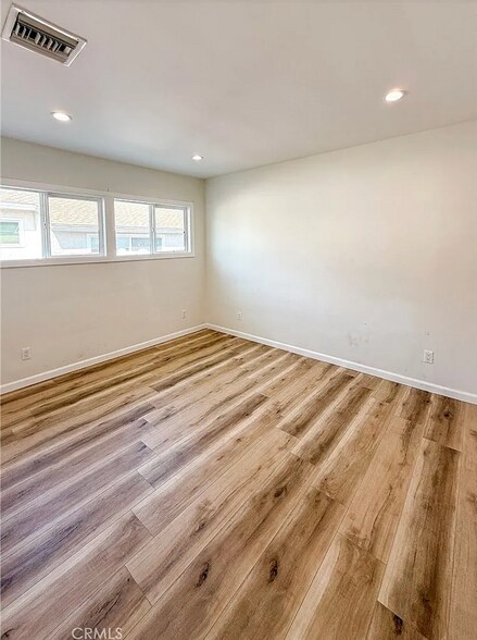 Building Photo - 10430 Densmore Ave