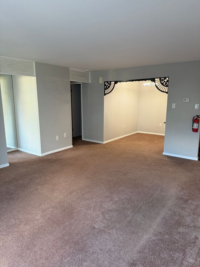 Building Photo - Move in Ready 2 Bedroom, 1 Bathroom First ...