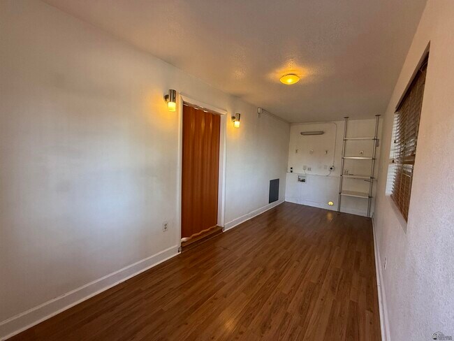 Building Photo - 3035 W 11th Ln