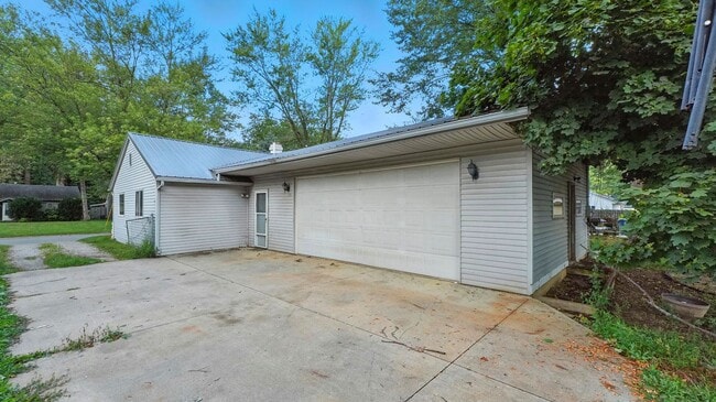 Building Photo - New 3 bedroom listing!