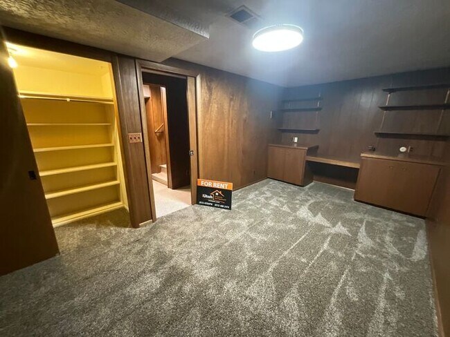 Building Photo - 4 bdrm 3 bth plus a Den/office Home 2 Car ...
