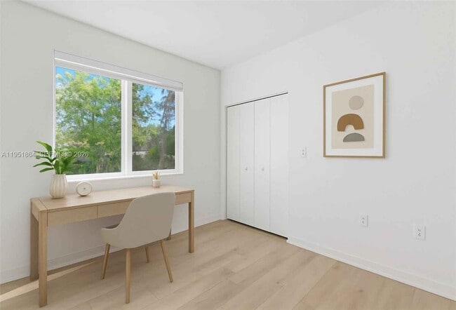 Building Photo - 170 NW 158 St #8 Miami, FL 33169