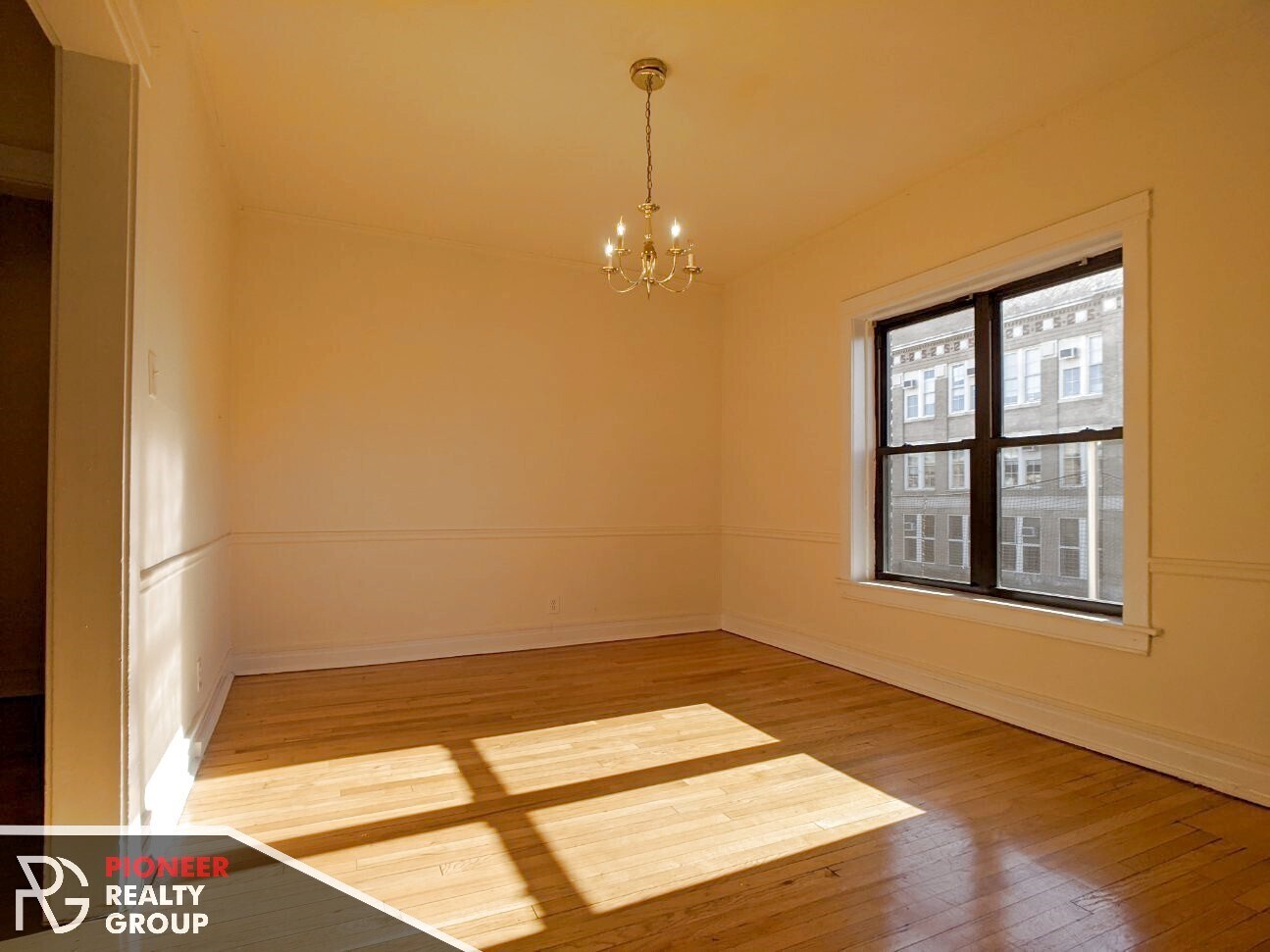 Building Photo - 822 W Waveland Ave