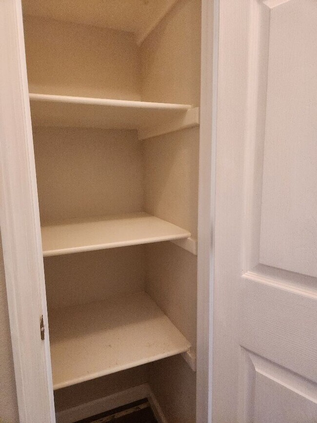 Building Photo - 2/2 Lower Unit Condo