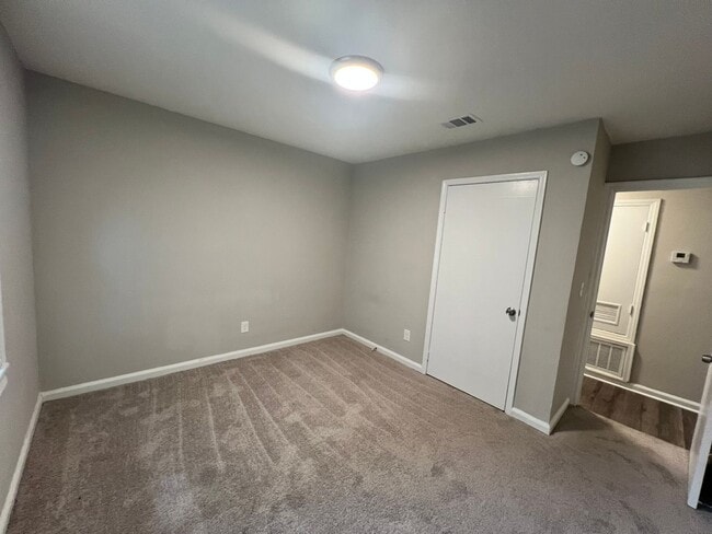 Building Photo - New to the Market!