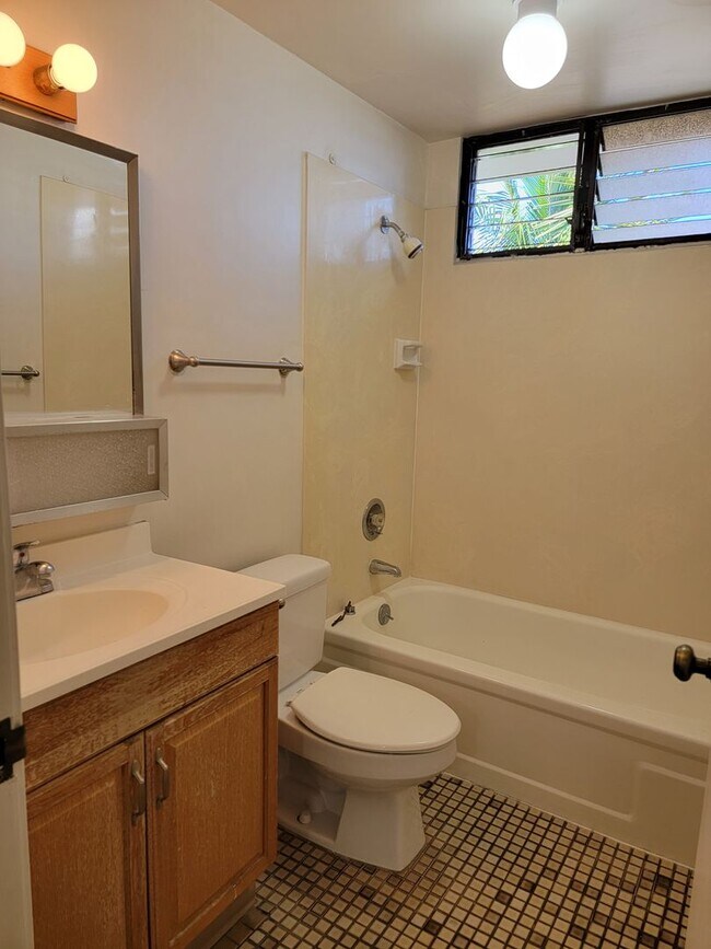 Building Photo - Washer. Dryer. Close to public transportat...