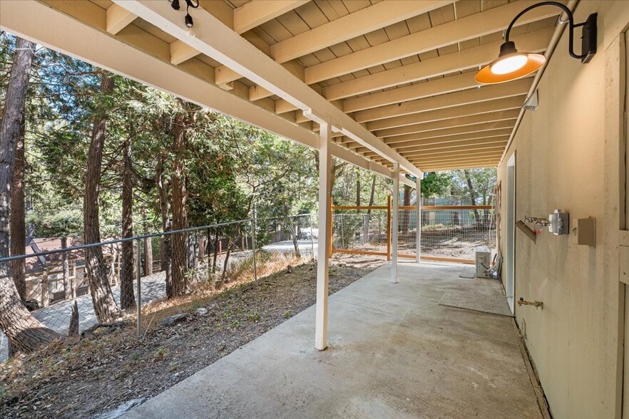 Building Photo - 22266 Crest Ln